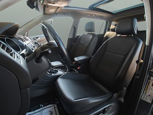 Used 2019 Volkswagen Tiguan SE w/ Panoramic Sunroof Package FWD image 8