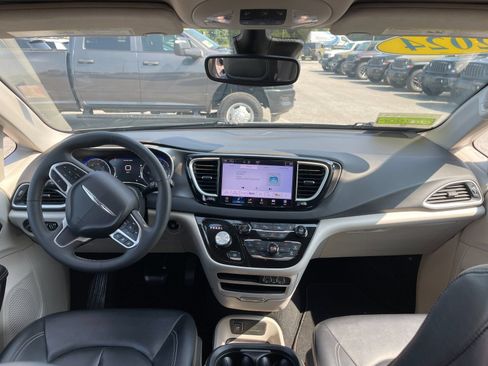 Used 2024 Chrysler Pacifica Touring-L FWD image 15