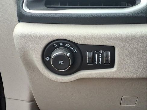 Used 2021 Chrysler Pacifica Touring-L w/ Uconnect Theater Family Group FWD image 15