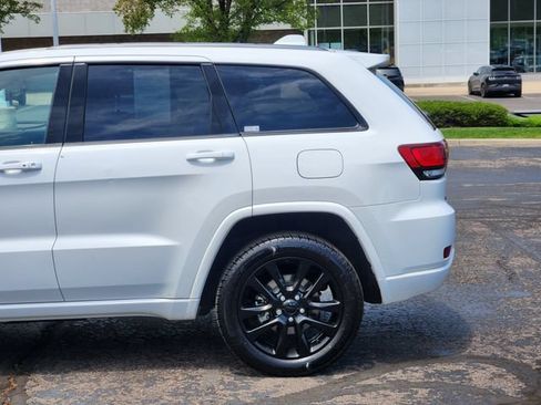 Used 2018 Jeep Grand Cherokee Altitude AWD/4WD image 4