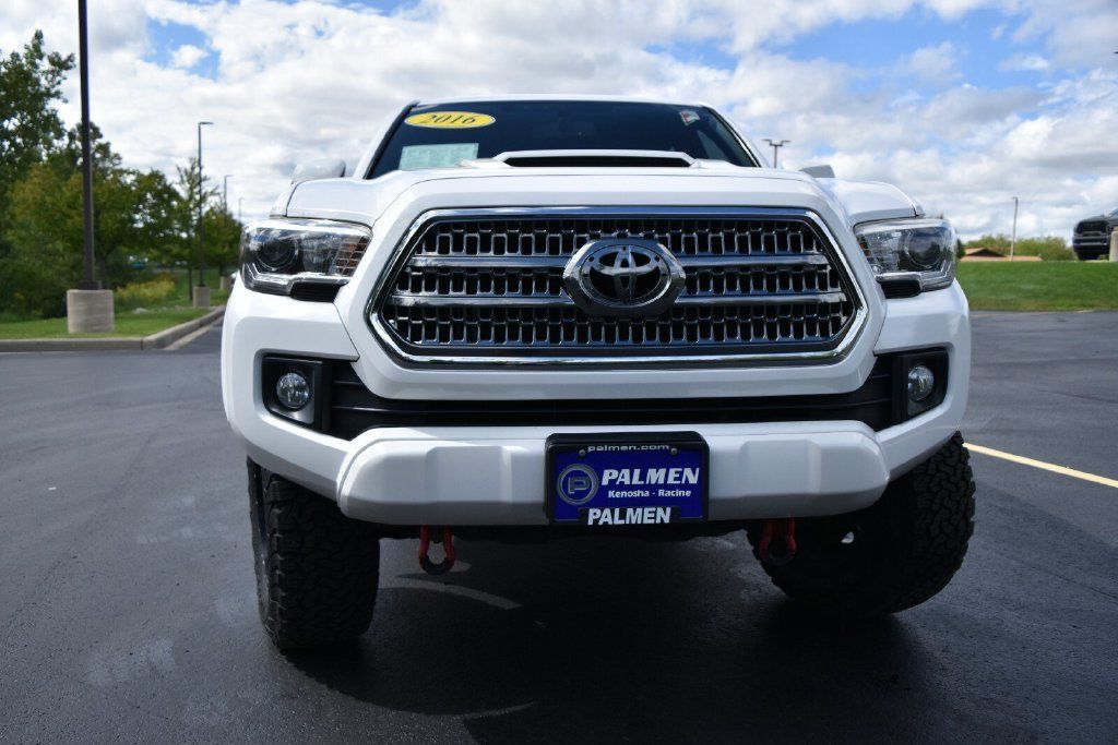 Used 2016 Toyota Tacoma TRD Sport w/ Towing Package AWD/4WD image 3