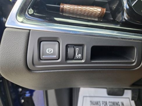 Used 2025 Cadillac XT6 Premium Luxury image 25