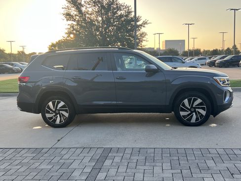 Used 2025 Volkswagen Atlas SE w/ Panoramic Sunroof Package FWD image 9