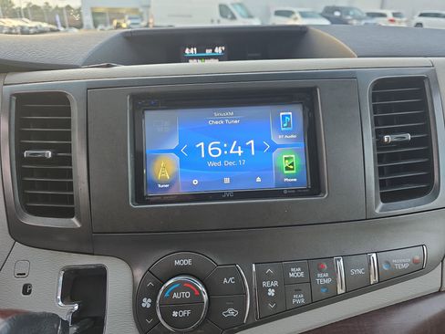 Used 2011 Toyota Sienna XLE image 26