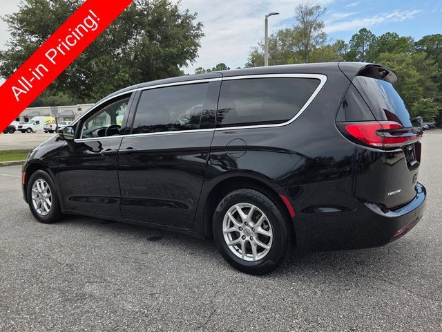 Used 2024 Chrysler Pacifica Touring-L FWD image 3