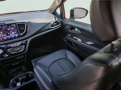 Used 2025 Chrysler Pacifica Select FWD image 29