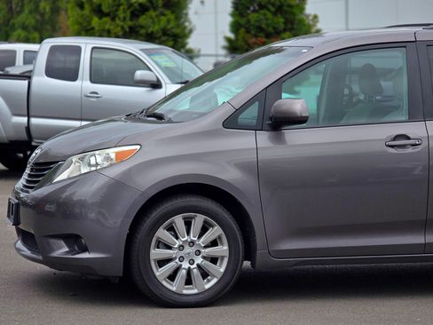 Used 2014 Toyota Sienna LE AWD/4WD image 5