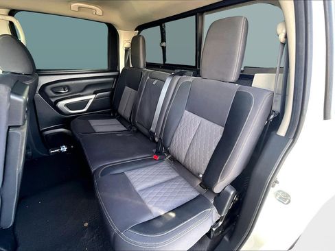 Used 2021 Nissan Titan SV image 17