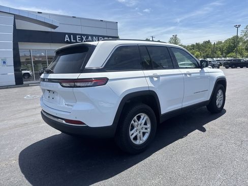 Used 2023 Jeep Grand Cherokee Laredo AWD/4WD image 3