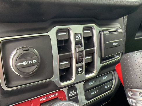 Used 2025 Jeep Gladiator Mojave w/ Convenience Group AWD/4WD image 17