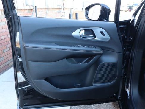 New 2026 Chrysler Pacifica Limited FWD image 10