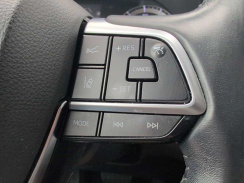 Used 2021 Toyota Highlander LE AWD/4WD image 25