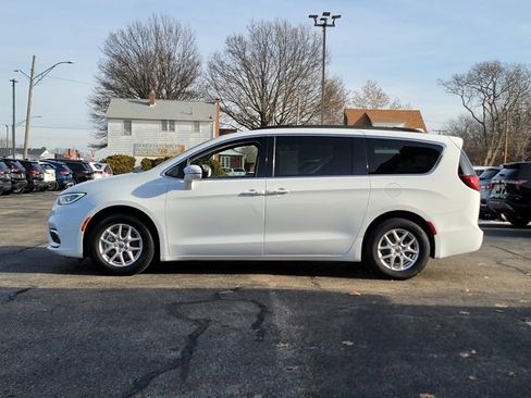 Used 2022 Chrysler Pacifica Touring-L image 4