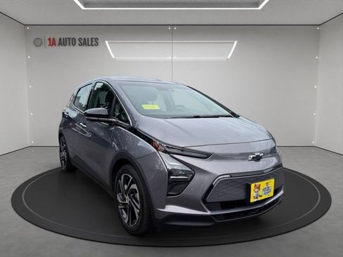 Used 2023 Chevrolet Bolt LT w/ Infotainment Package FWD image 7