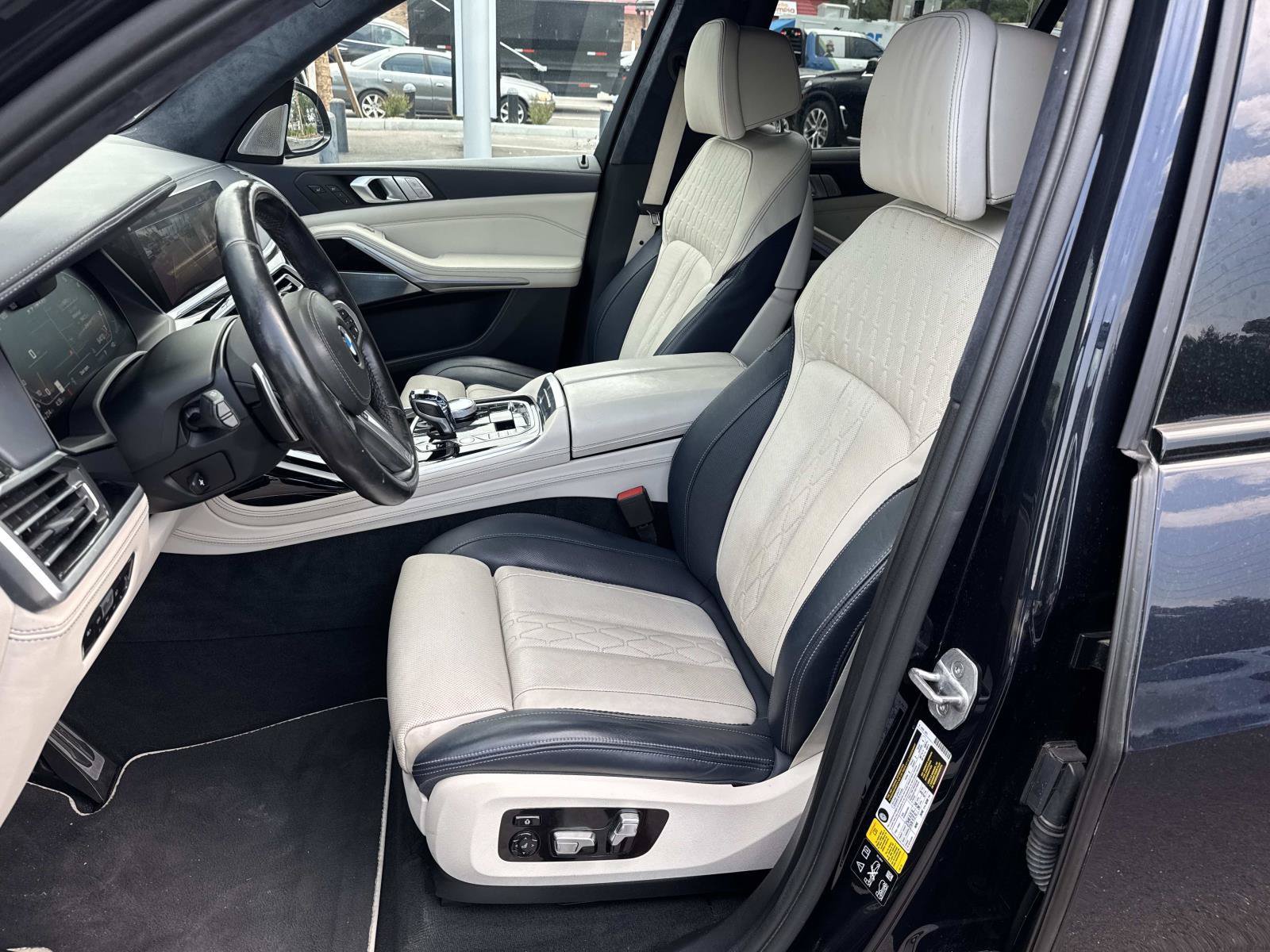 Used 2021 BMW X7 M50i w/ Dynamic Handling Package AWD/4WD image 23