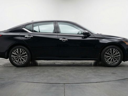 Used 2025 Nissan Altima 2.5 SV FWD image 11