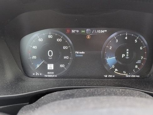 Used 2020 Volvo XC40 T5 Momentum w/ Protection Package Premier image 19