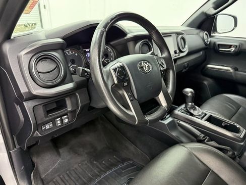 Used 2017 Toyota Tacoma TRD Off-Road w/ Tow Package (A/T) image 9