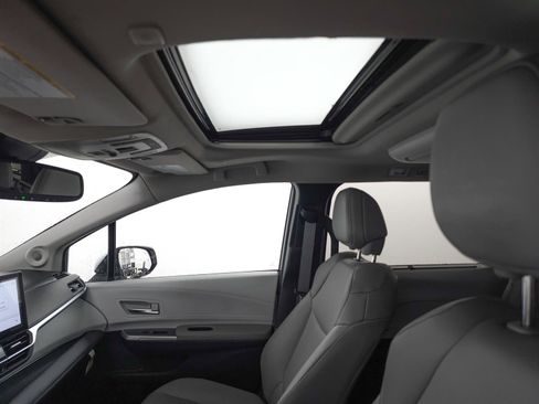 Certified 2025 Toyota Sienna XLE AWD/4WD image 7
