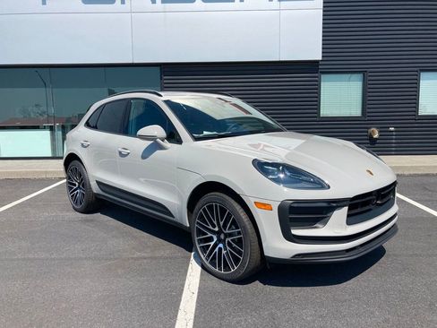 Used 2025 Porsche Macan image 17