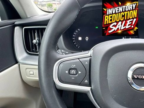 Used 2022 Volvo XC60 B5 Momentum AWD/4WD image 18