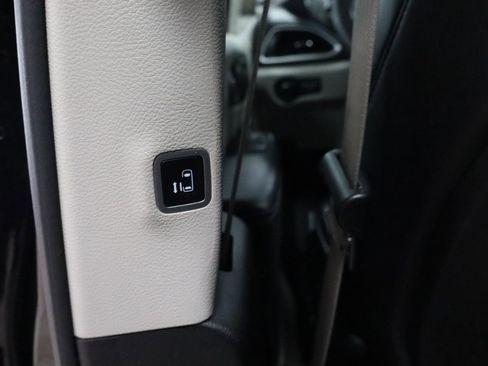 Used 2023 Chrysler Pacifica Touring-L FWD image 20