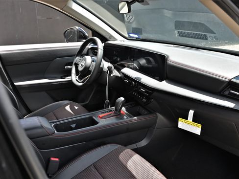 Used 2026 Nissan Kicks SR FWD image 14