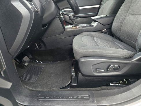 Used 2016 Ford Explorer XLT w/ Equipment Group 201A FWD image 8