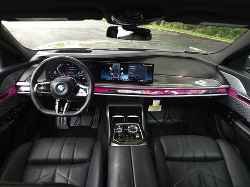Used 2023 BMW i7 xDrive60 AWD/4WD image 10