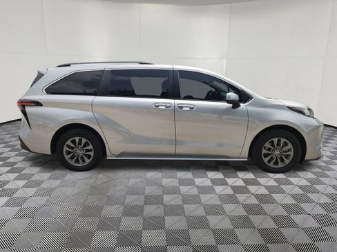 Used 2022 Toyota Sienna XLE FWD image 4