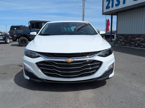Used 2025 Chevrolet Malibu LS FWD image 2