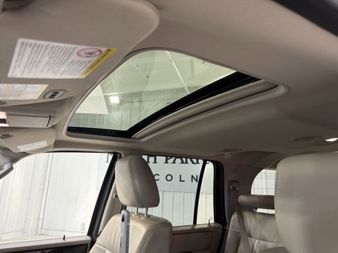 Used 2015 Lincoln Navigator 2WD image 23