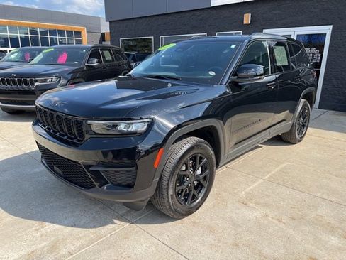 Certified 2025 Jeep Grand Cherokee Altitude AWD/4WD image 3