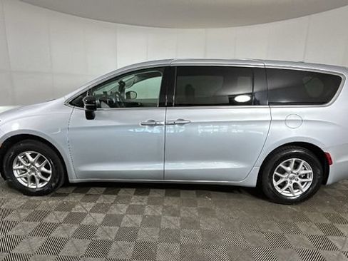 Used 2024 Chrysler Pacifica Touring-L FWD image 5