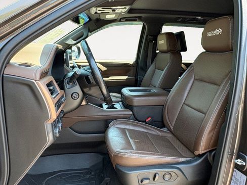 Used 2021 Chevrolet Suburban High Country AWD/4WD image 3