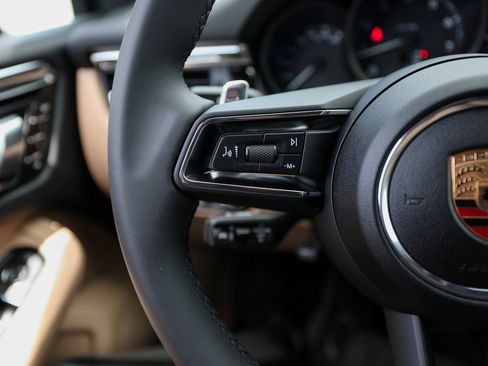 Certified 2025 Porsche Macan image 17