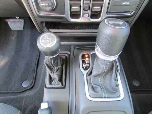 Used 2025 Jeep Wrangler Unlimited Sahara image 26