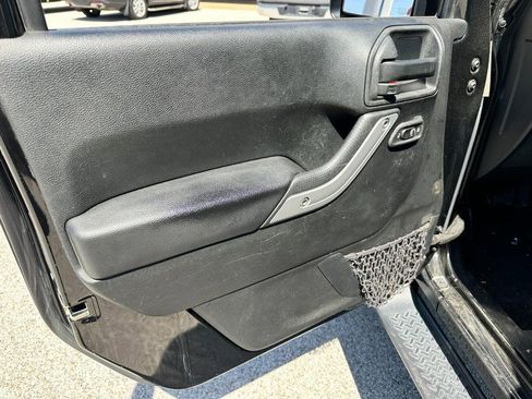 Used 2016 Jeep Wrangler Unlimited Sahara w/ Connectivity Group AWD/4WD image 16