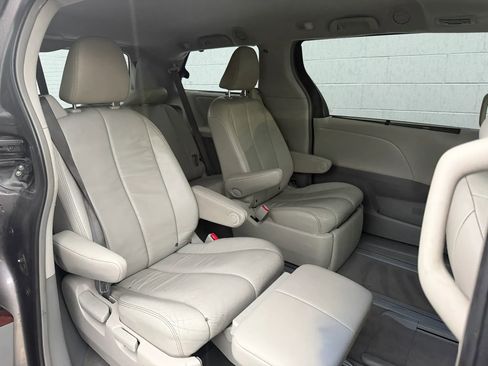 Used 2014 Toyota Sienna XLE AWD/4WD image 19