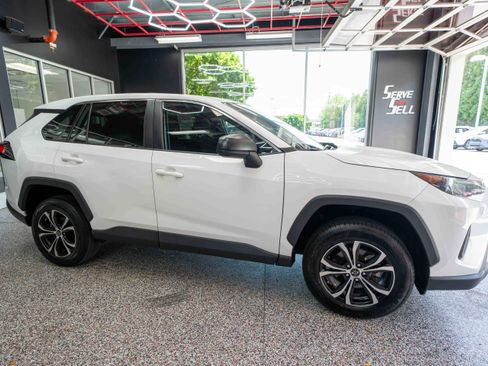 Used 2022 Toyota RAV4 LE FWD image 5