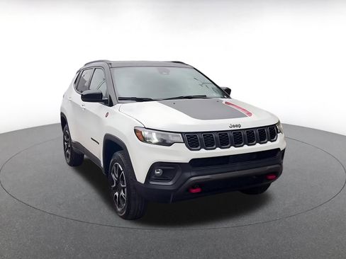 Used 2025 Jeep Compass Trailhawk AWD/4WD image 3