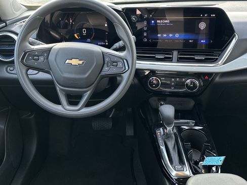 Certified 2025 Chevrolet Trax LT image 23