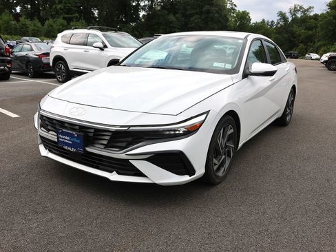 Certified 2025 Hyundai Elantra Limited FWD image 3