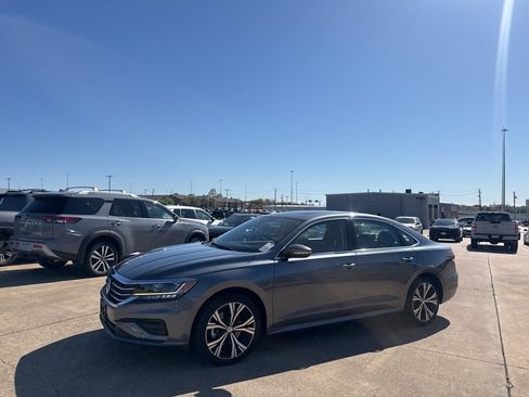 Used 2021 Volkswagen Passat 2.0T SE image 9