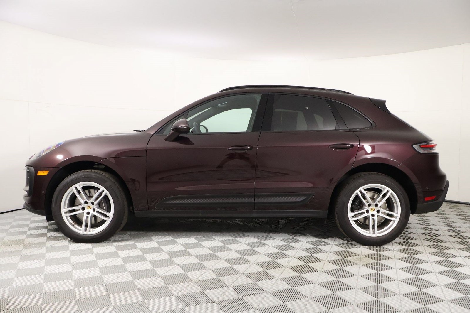 Certified 2023 Porsche Macan AWD/4WD image 2
