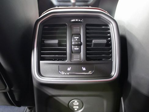 New 2026 Porsche Macan image 20