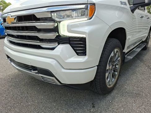 Used 2025 Chevrolet Silverado 1500 High Country w/ Technology Package AWD/4WD image 9