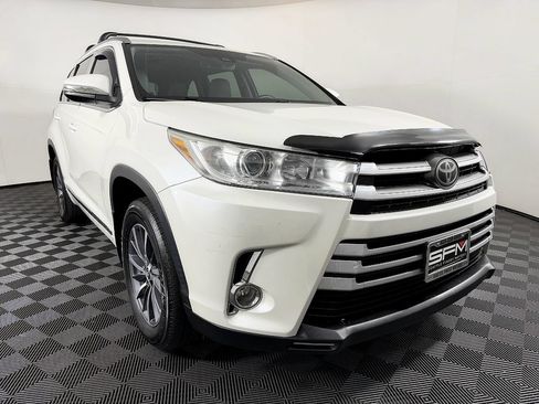 Used 2017 Toyota Highlander XLE AWD/4WD image 5
