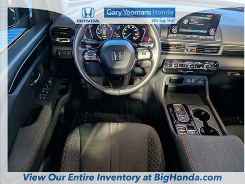 Used 2025 Honda Pilot Sport image 19