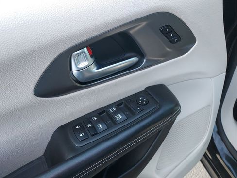 Used 2022 Chrysler Pacifica Touring-L image 19